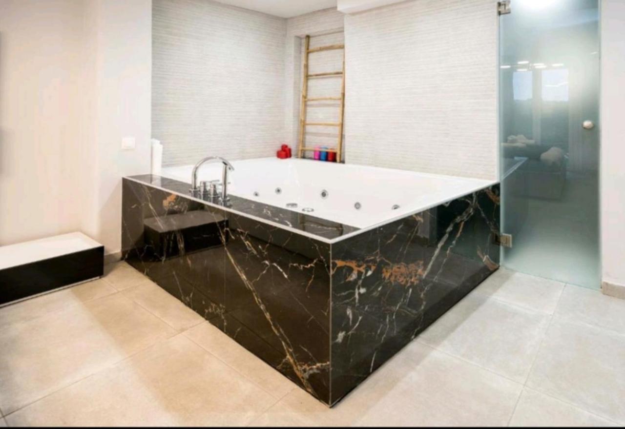 Romantic Jacuzzi Apartment Atena Exterior foto