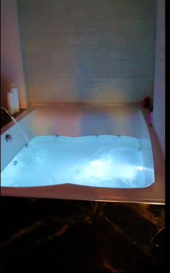 Romantic Jacuzzi Apartment Atena Exterior foto