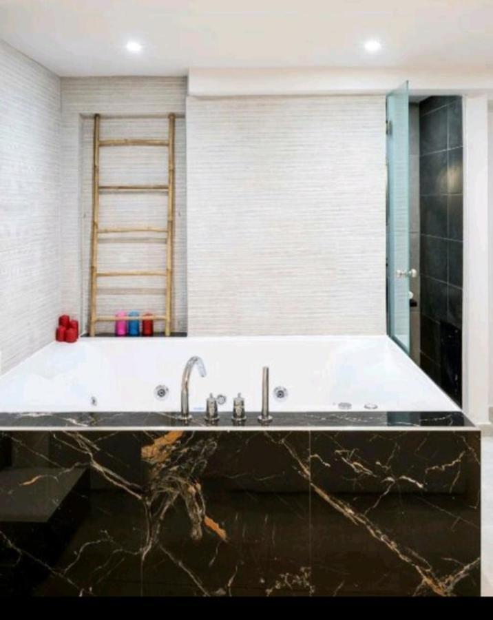 Romantic Jacuzzi Apartment Atena Exterior foto
